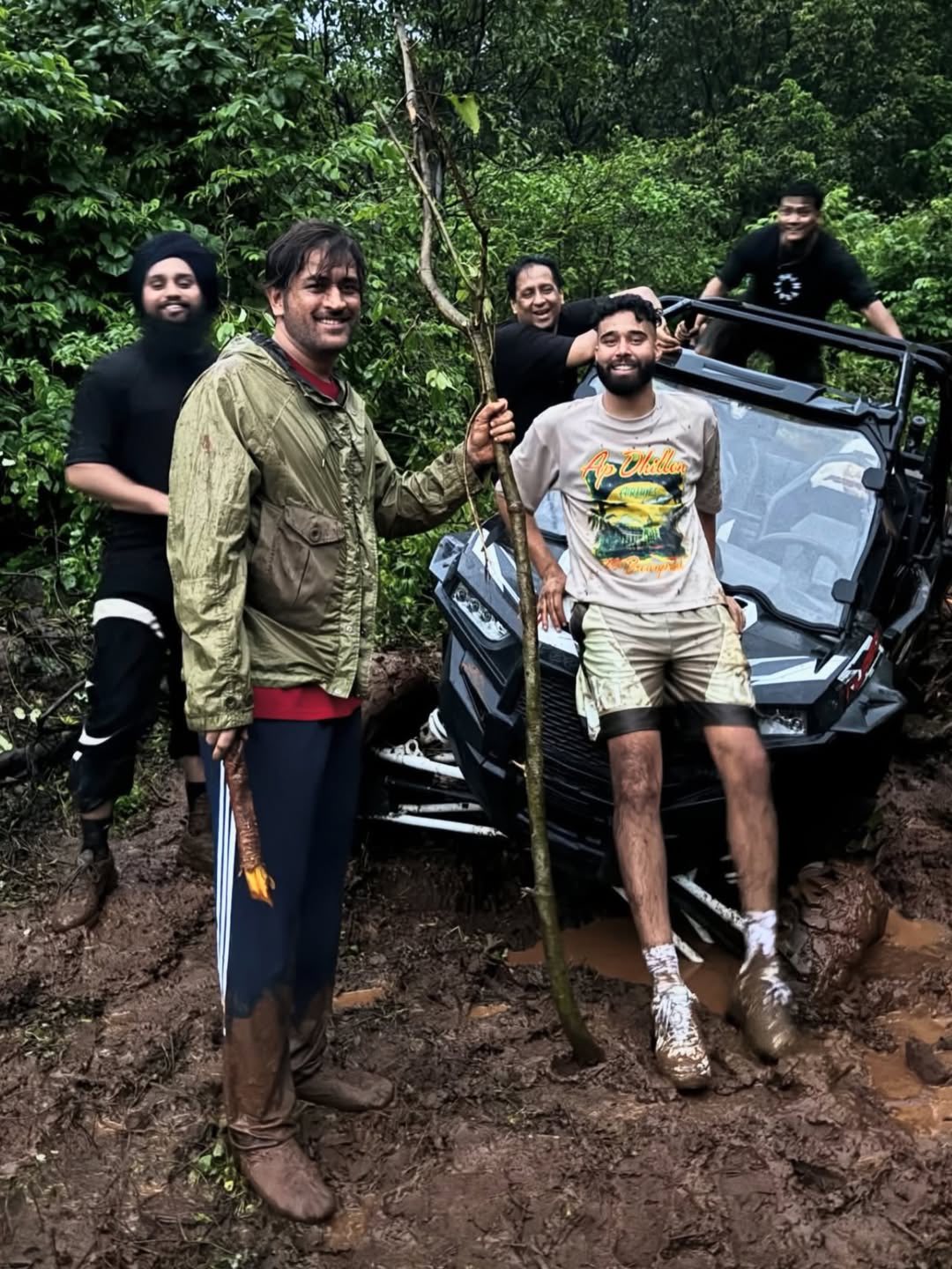 ಐಐಎಫ್‌ಎ ವೇದಿಕೆಯಲ್ಲಿ ಮೂರು ದಿಗ್ಗಜರು: ಸಲ್ಮಾನ್, ಧೋನಿ, ಎ.ಪಿ. ಧಿಲ್ಲೋನ್ ಒಟ್ಟಿಗೆ!